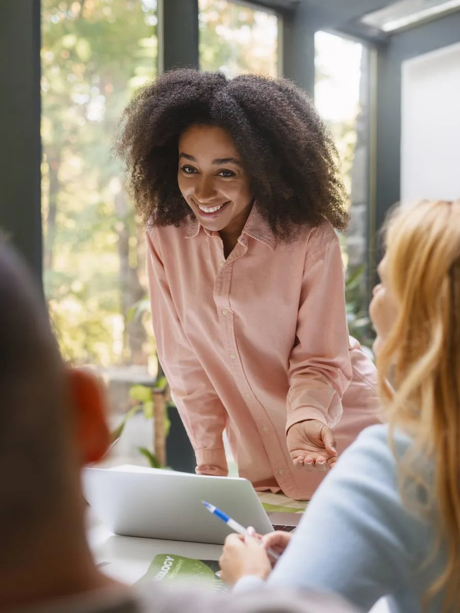 Trois consultantes en atelier de travail autour d'un projet
